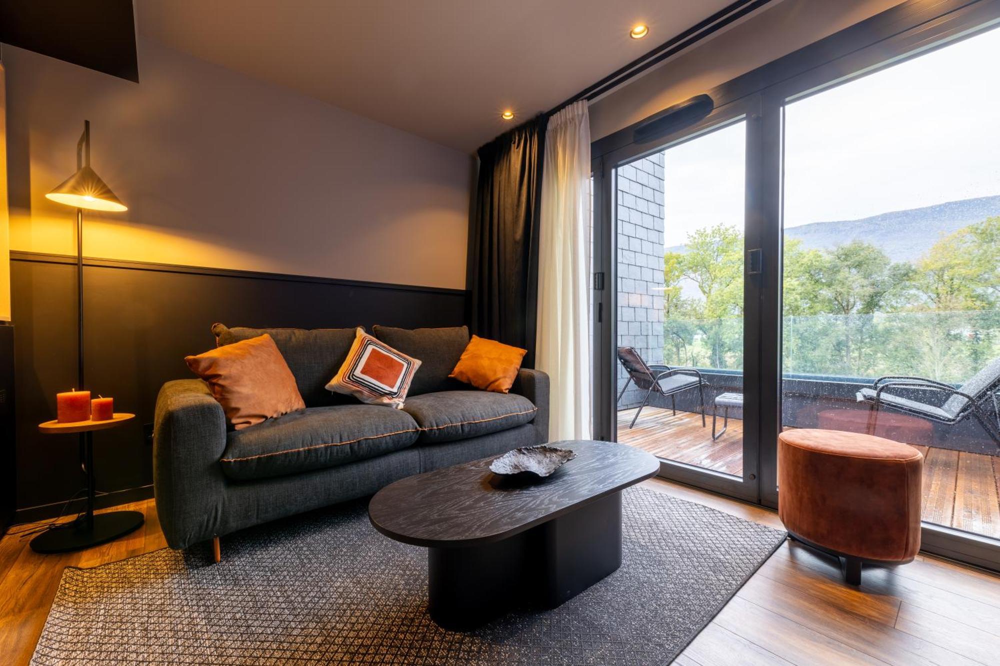 Miura Hotel Voglans ภายนอก รูปภาพ