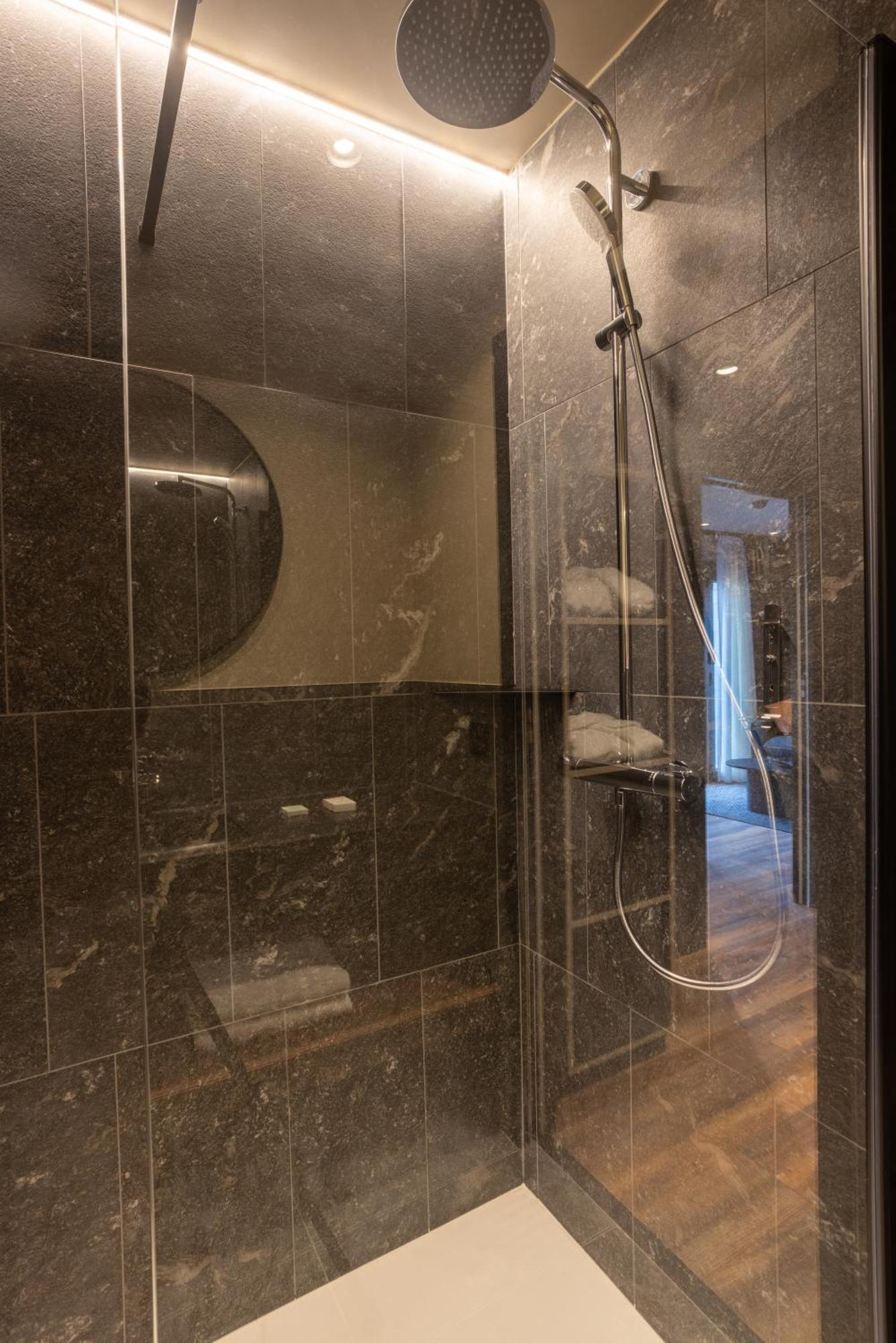 Miura Hotel Voglans ภายนอก รูปภาพ